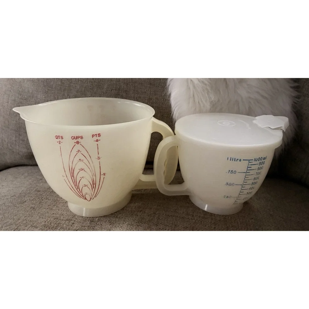 VTG Set of Tupperware White Plastic Liquid Measuring 4&8 Cups Red Blue With Lid
